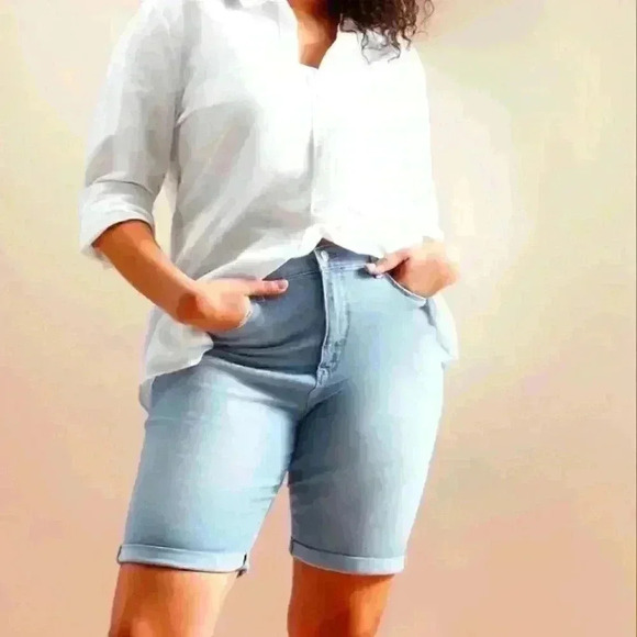 Banana Republic High-Rise Light Wash Denim Shorts - Picture 5 of 16